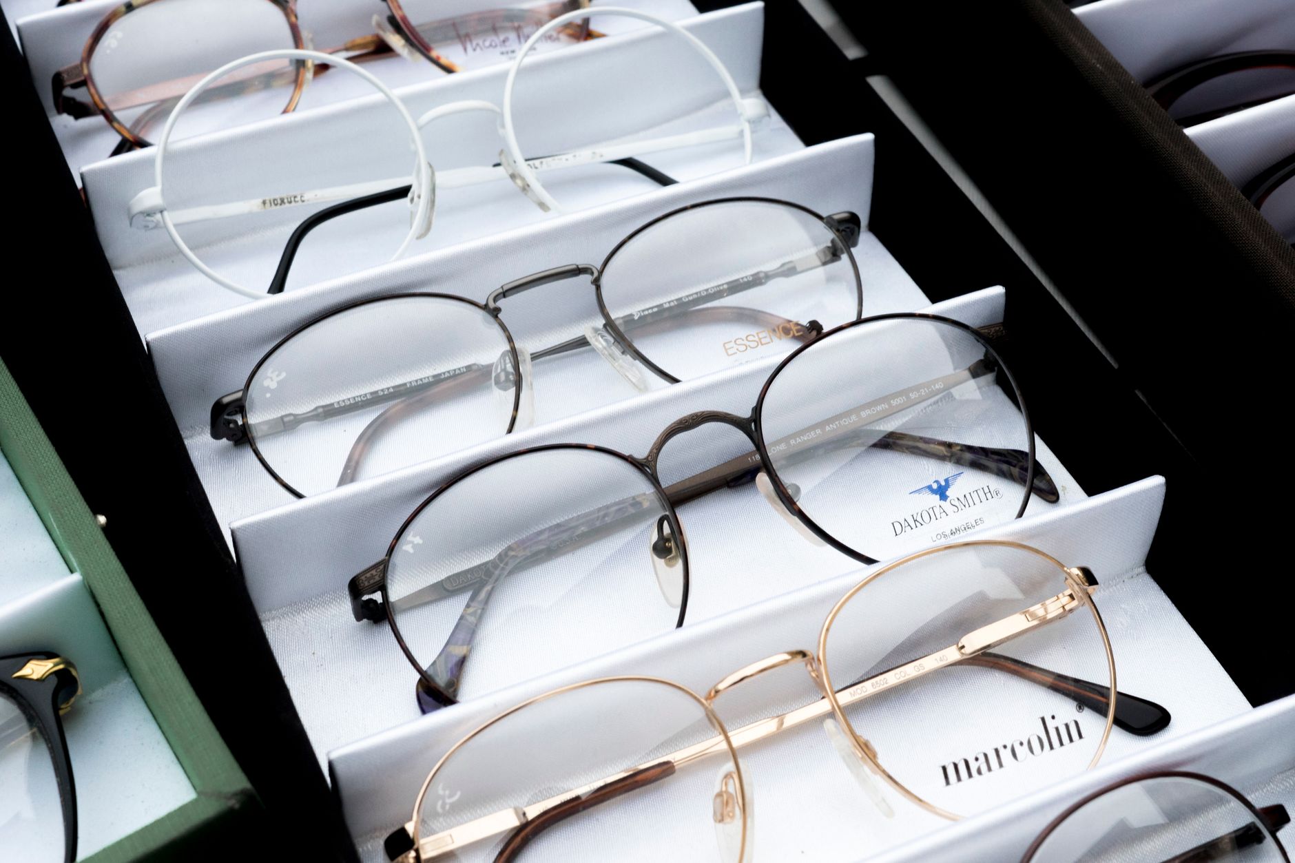Montures de lunettes alignées sur le présentoir d'un magasin d'optique
